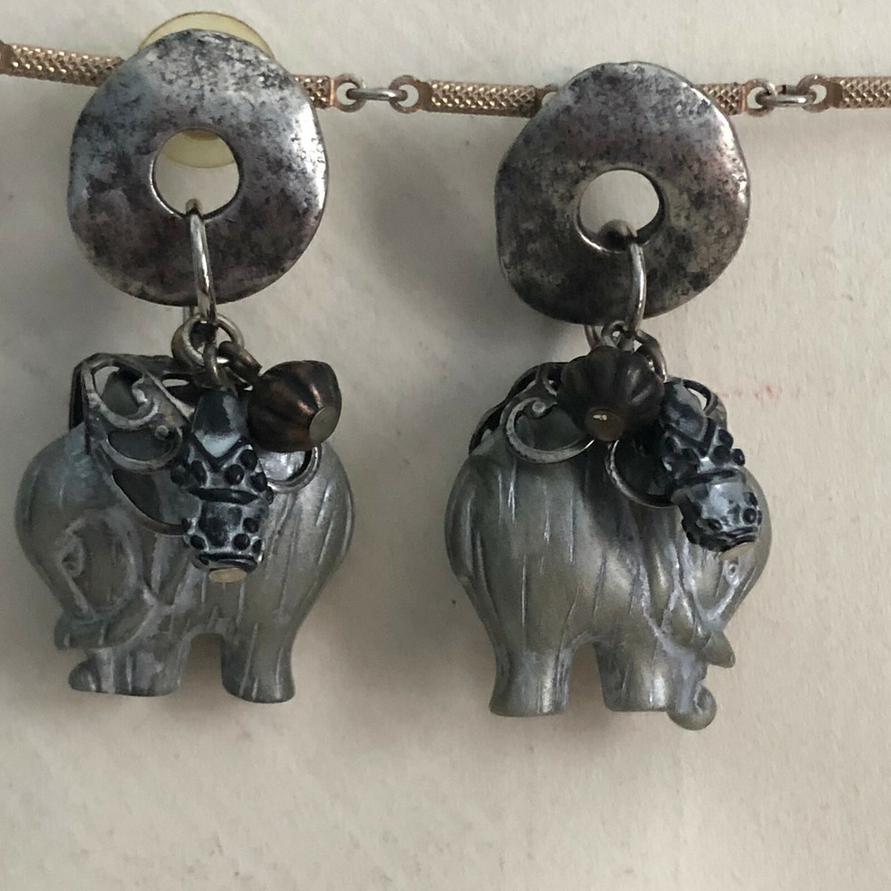Elephant 3-D  Earrings Dangle Silvertone Cute Animal Zoo T4
